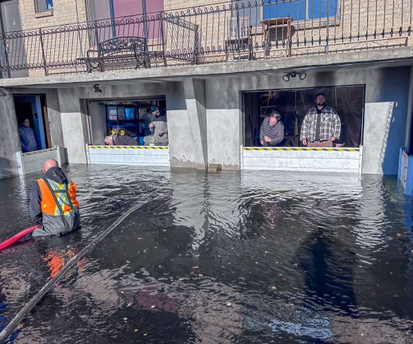 Aquaverter flood barrier evaluated under dynamic water and wave simulation