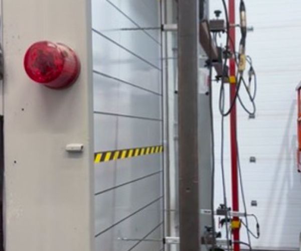 Aquaverter flood barrier evaluated under dynamic water and wave simulation