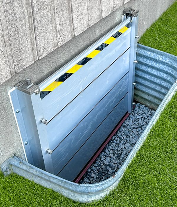 Protection par barrière anti inondation pour fenêtres de sous sol et ouvertures basses